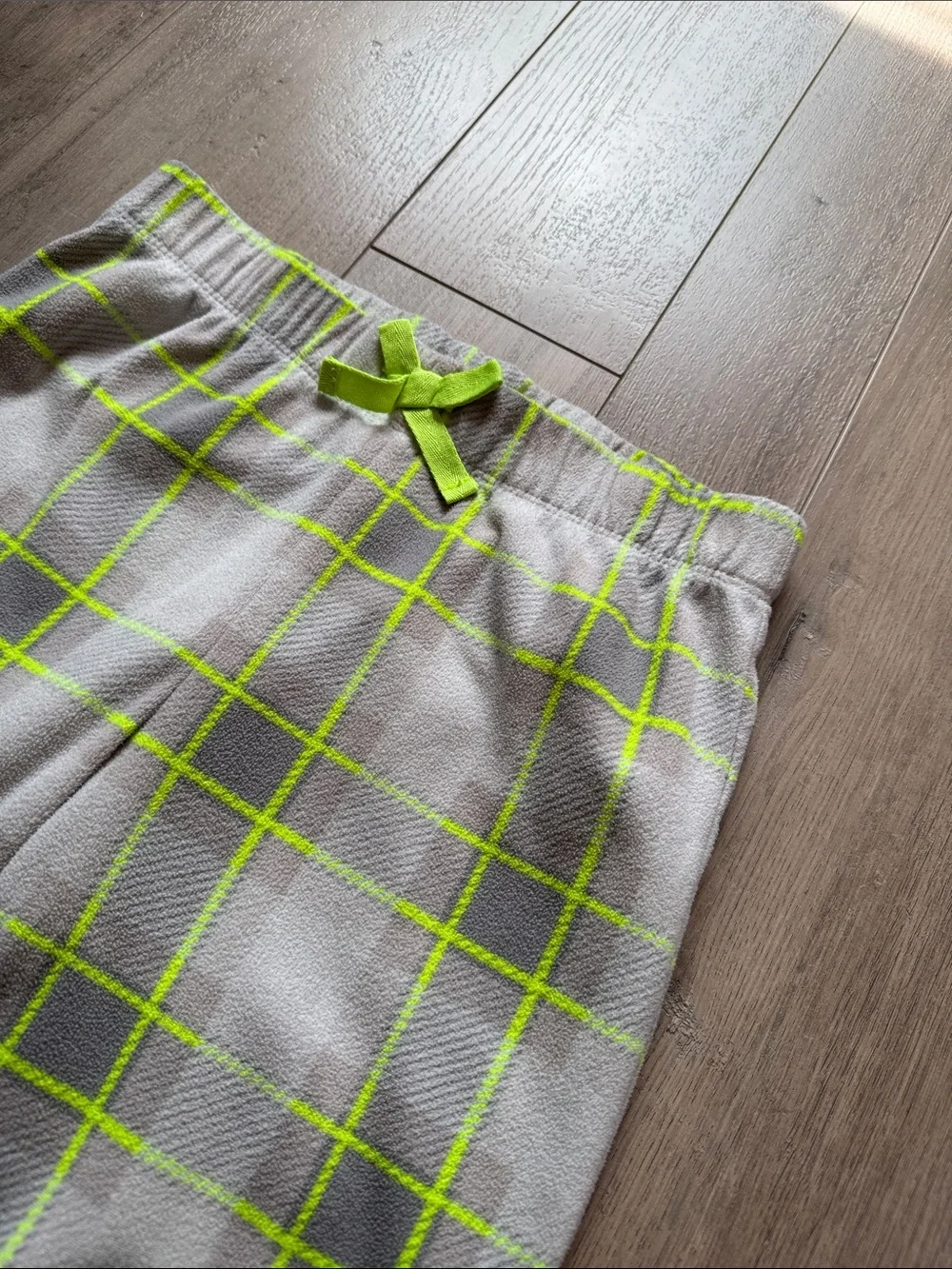 🛍️bundle5itemsfor$15🛍️Old Navy Gray Sweatpants with Neon Green Plaid